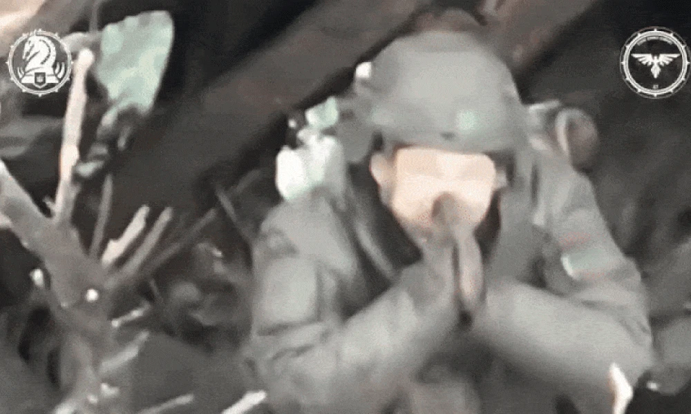 Συγκλονιστικά πλάνα! Ρώσος στρατιώτης παρακαλεί το drone καμικάζι να μην τον σκοτώσει